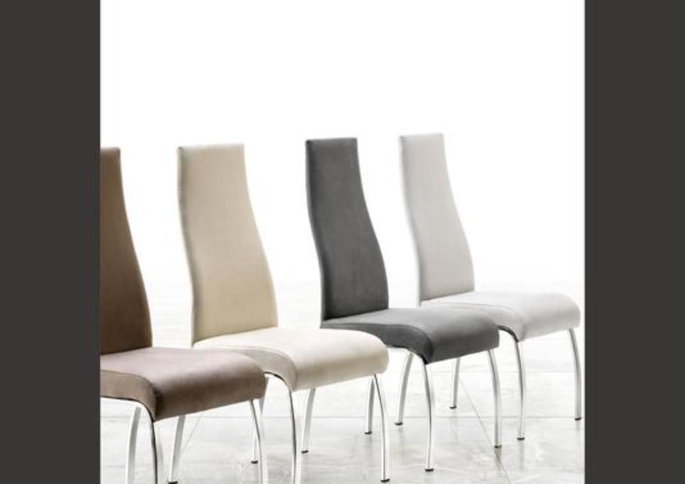 Chaise à dossier haut légèrement courbé 2