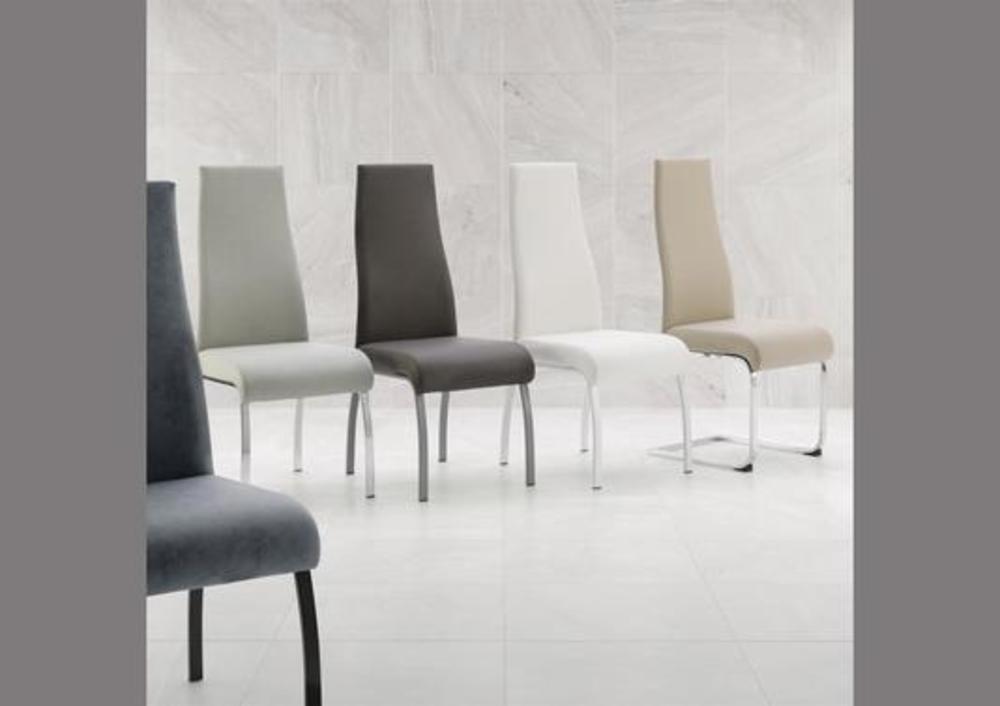 Chaise à dossier haut légèrement courbé 3