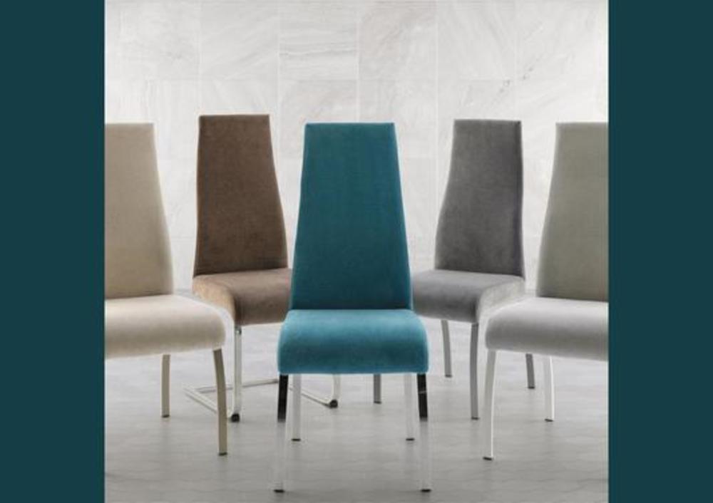 Chaise à dossier haut légèrement courbé 4