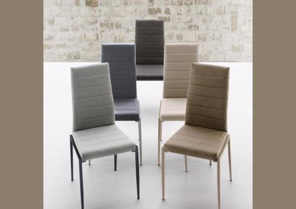 Chaise aux pieds colorés apparents sur l'assise