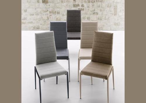 Chaise aux pieds colorés apparents sur l'assise