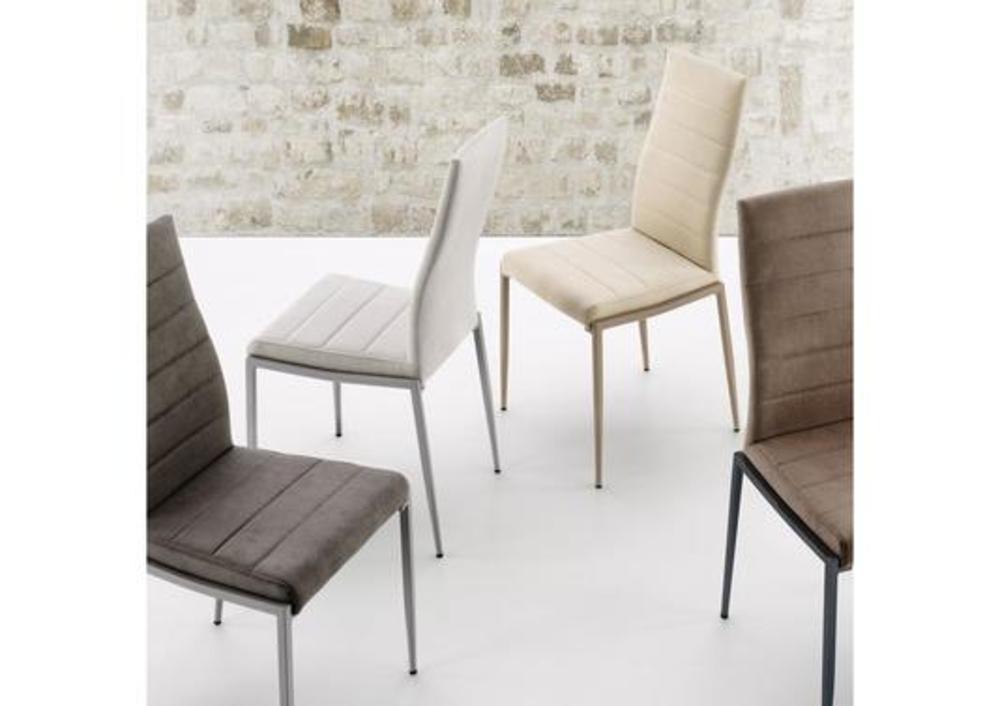 Chaise aux pieds colorés apparents sur l'assise 3