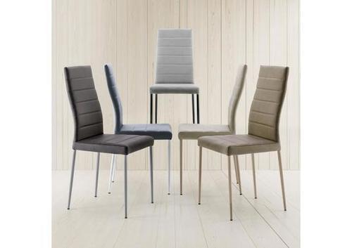 Chaise aux pieds fins et à l'assise tapissée