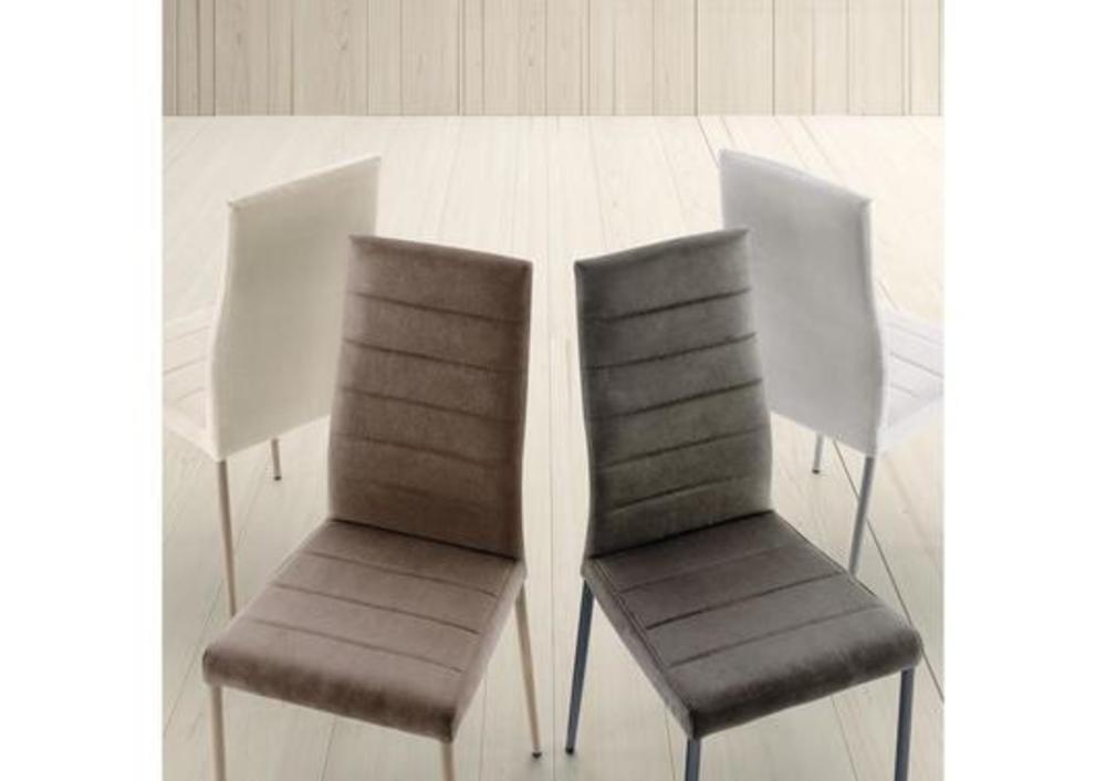 Chaise aux pieds fins et à l'assise tapissée 2