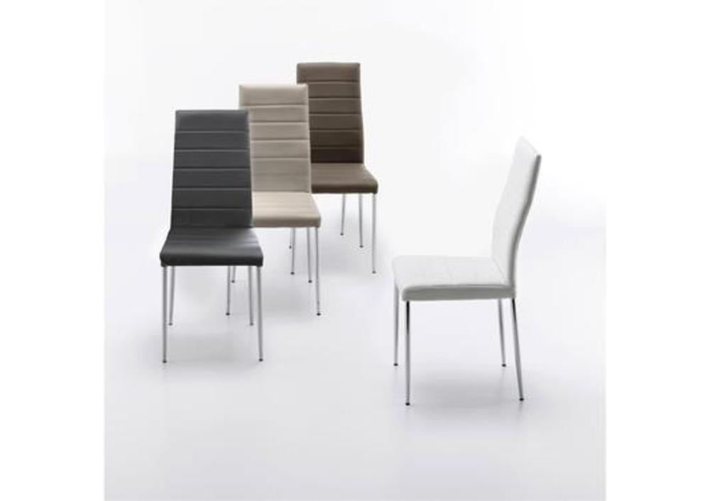 Chaise aux pieds fins et à l'assise tapissée 4