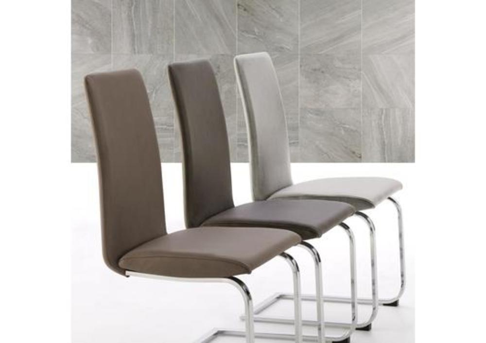 Chaise à pieds déportés en inox