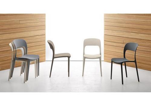 Chaises légères empilables