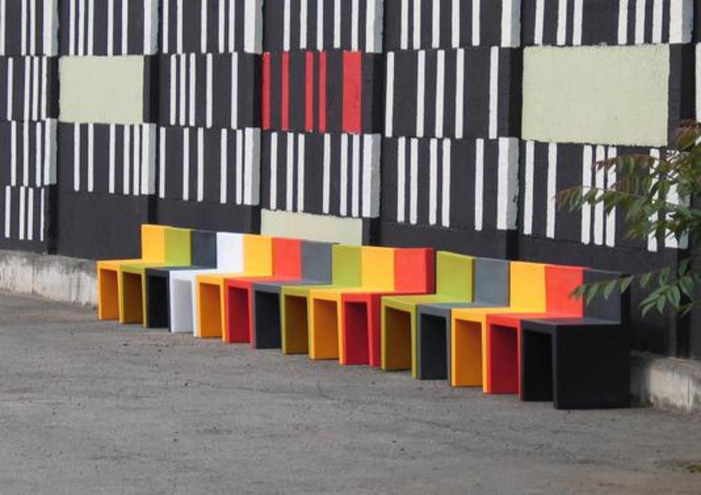 Chaise style cubique colorée et légère