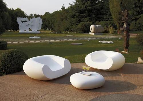 Fauteuil bas en forme de galet creux