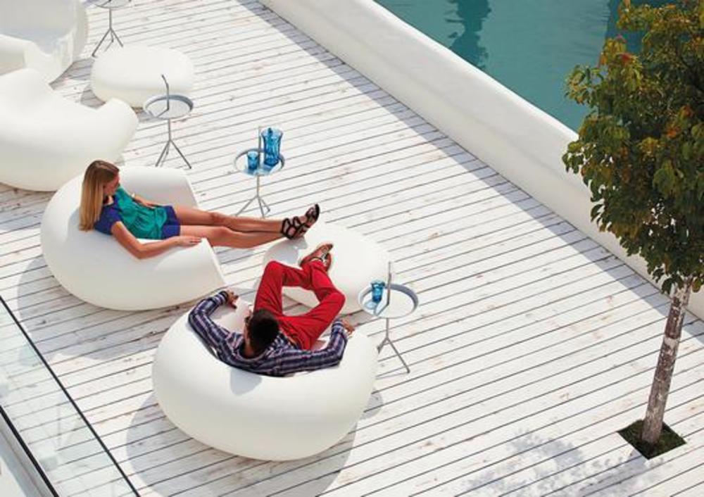 Fauteuil bas en forme de galet creux 2