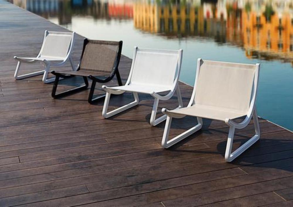 Chaise basse en tissu tendu sur structure  1