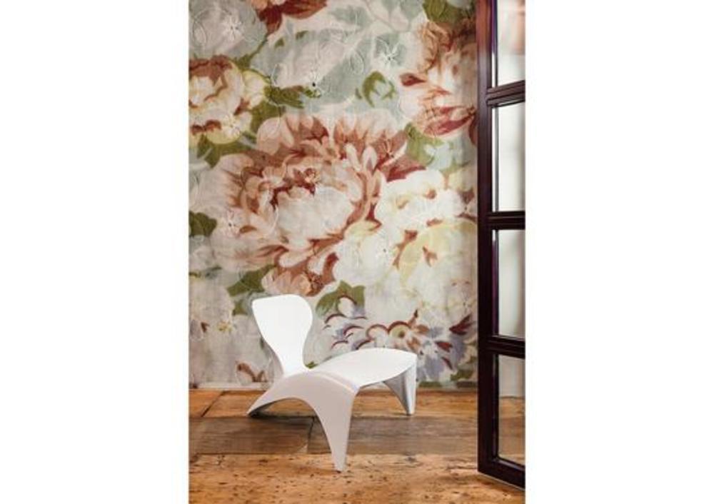 Fauteuil bas à l'assise large et au dossier étroit