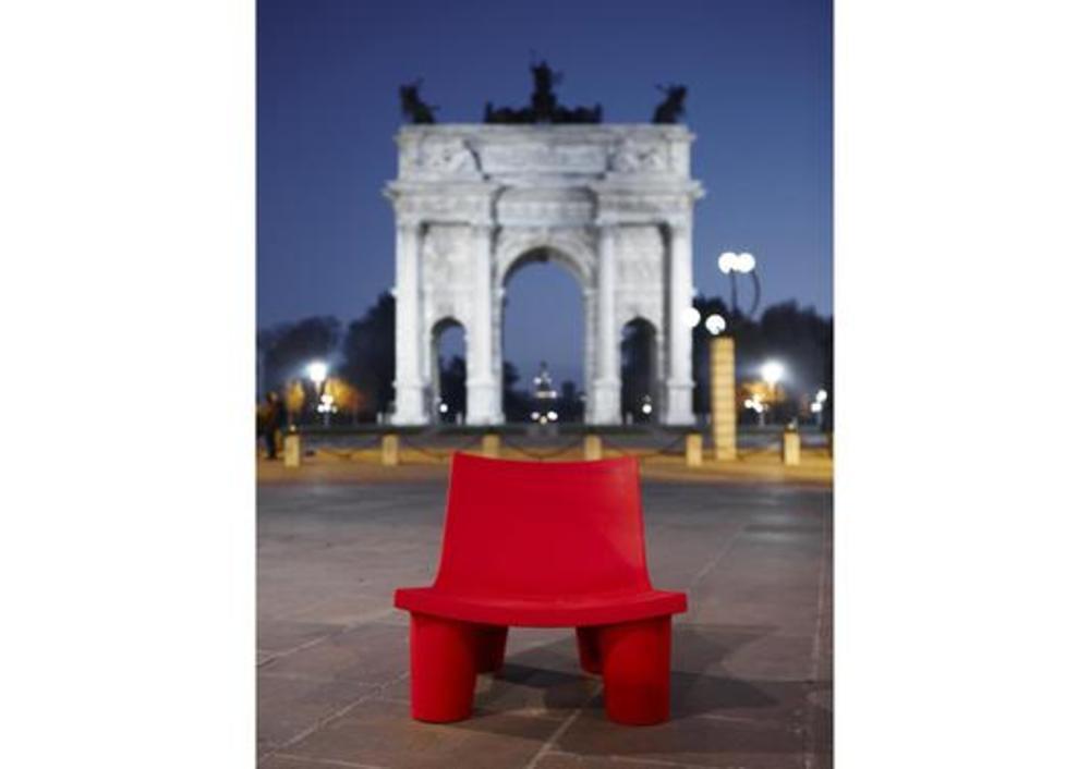 Chaise basse avec larges pieds