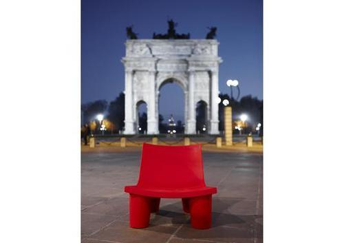 Chaise basse avec larges pieds