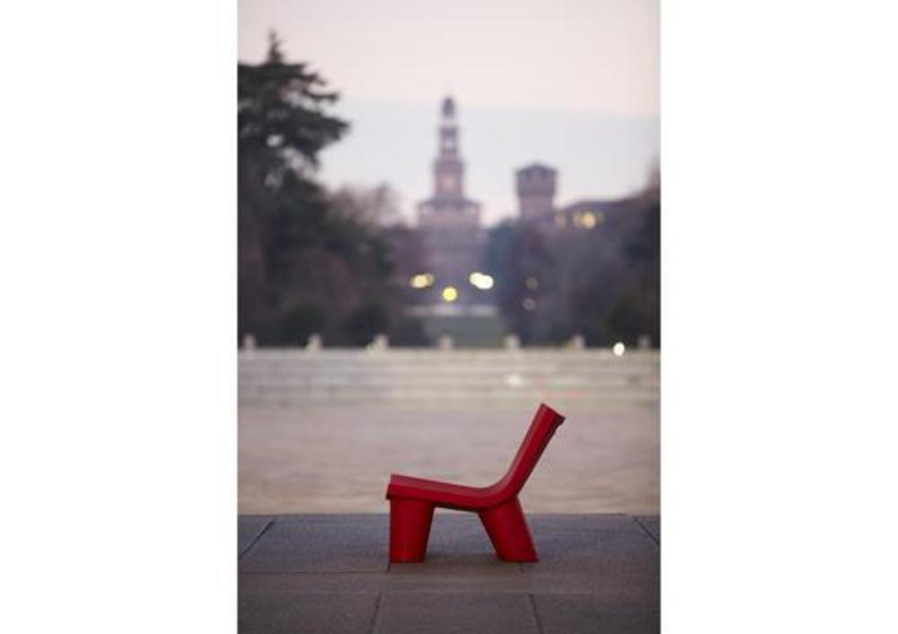 Chaise basse avec larges pieds 3