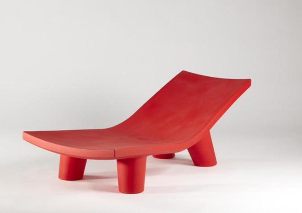 Chaise longue basse avec larges pieds 2