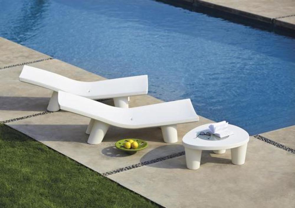 Chaise longue basse avec larges pieds 3