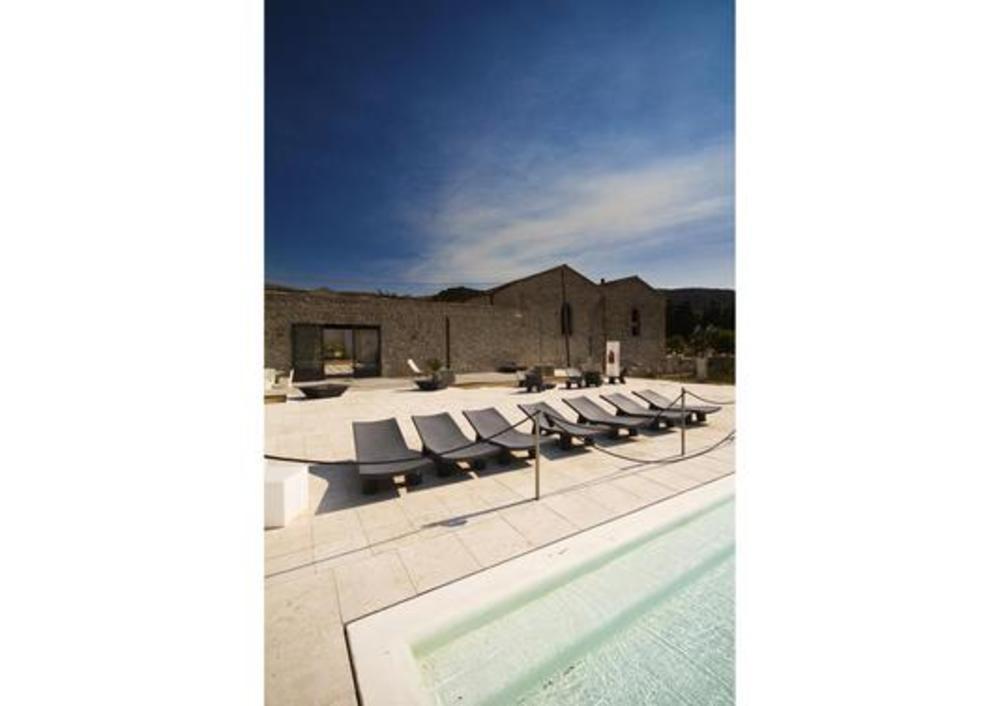 Chaise longue basse avec larges pieds 4