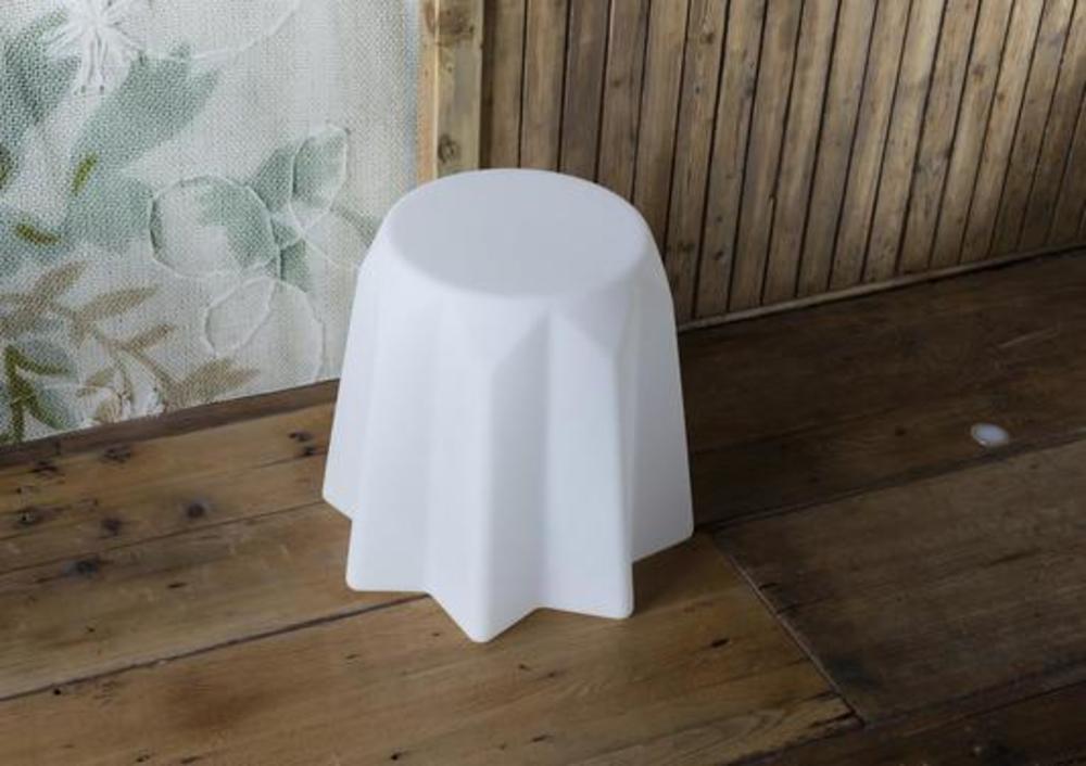 Tabouret en forme de capsule 2