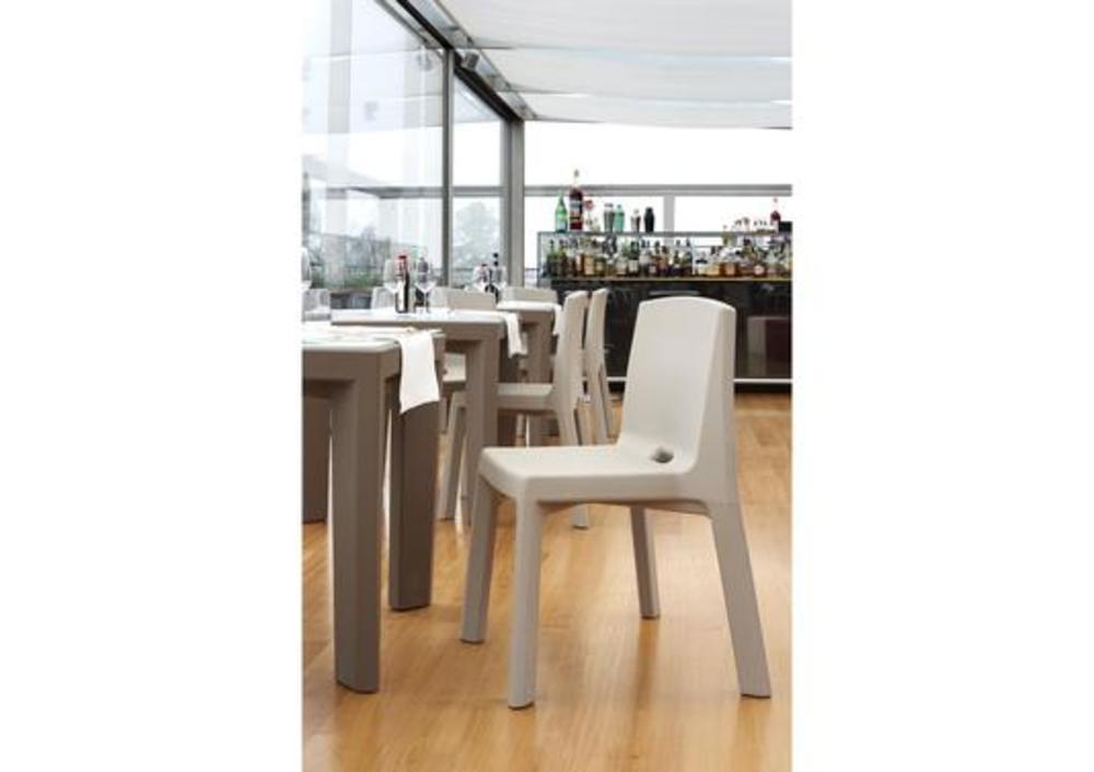 Chaise colorée droite et empliable 2