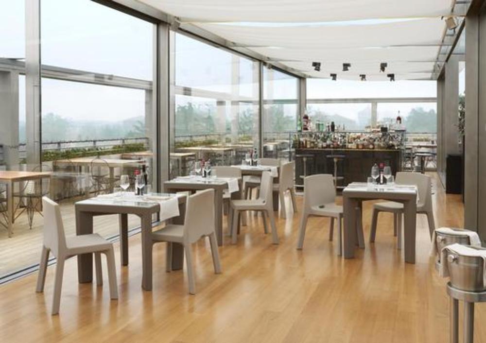 Chaise colorée droite et empliable 3