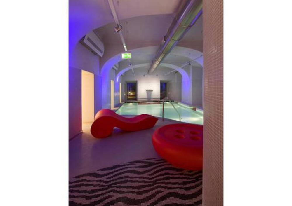 Chaise longue en forme de sifflet 3