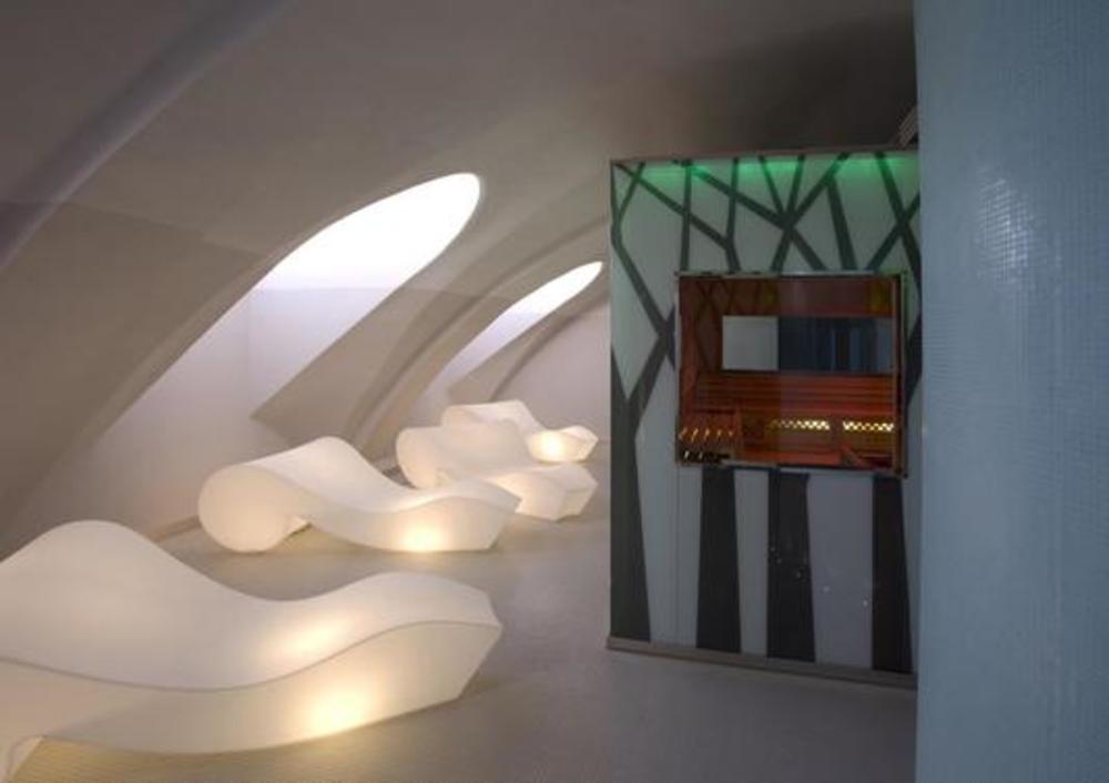 Chaise longue en forme de sifflet 4