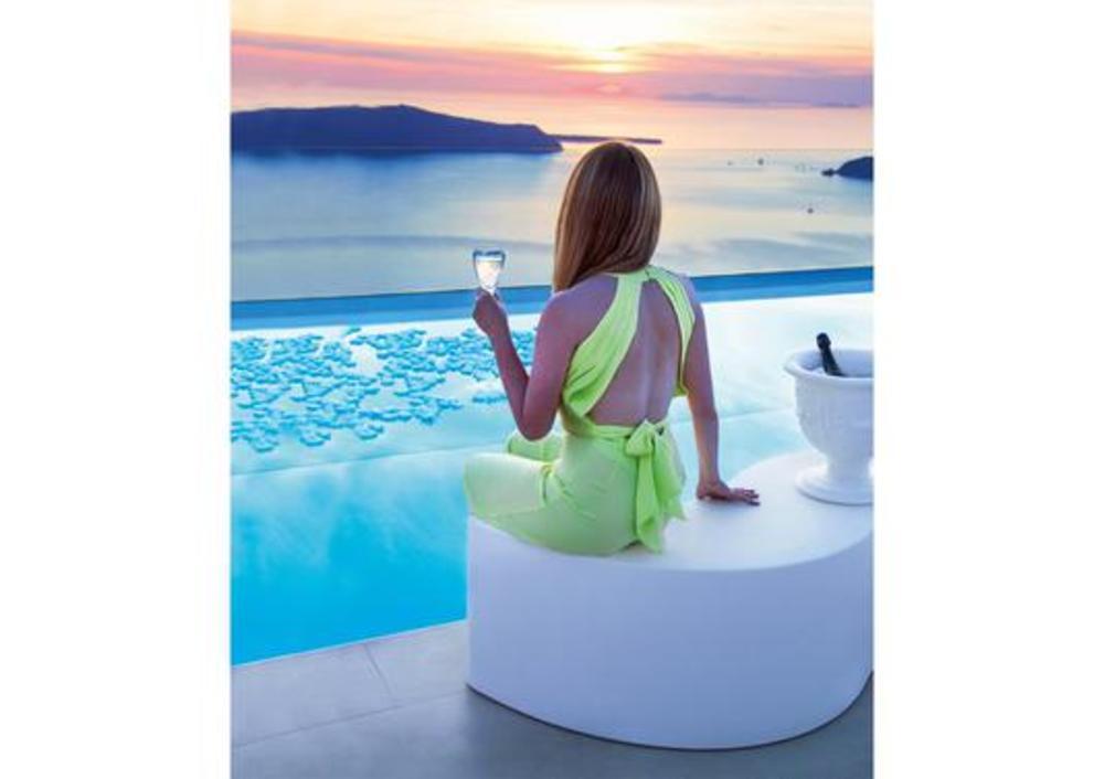 Siège lumineux en forme de tilde 2