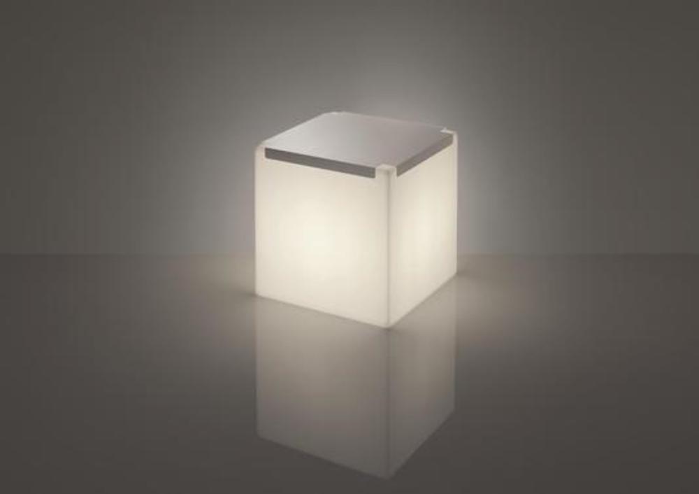 Table basse cubique et lumineuse