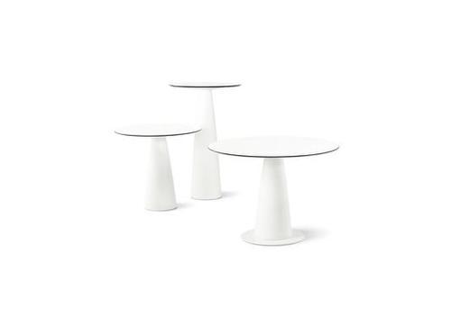 Table ronde avec pied conique