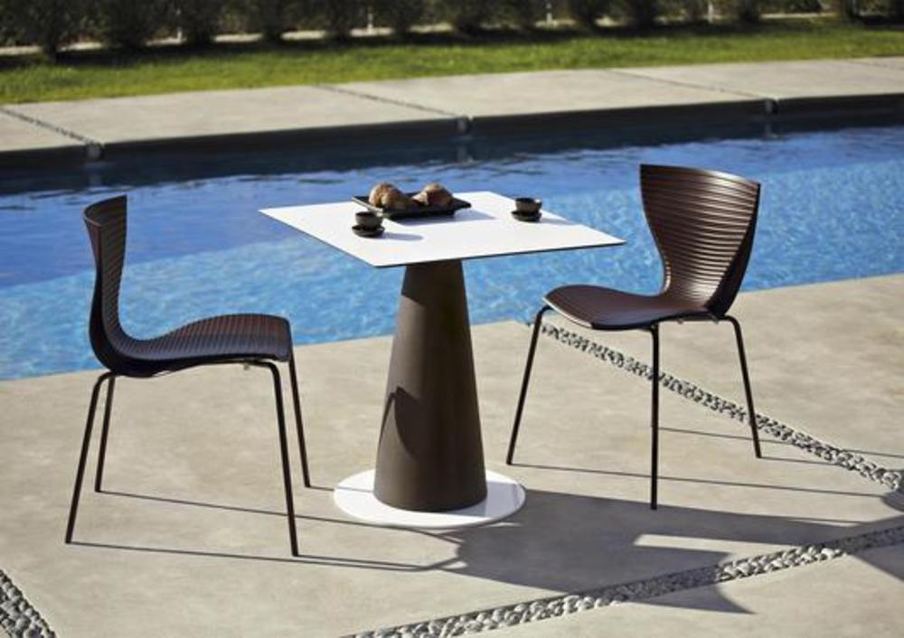 Table carrée avec pied conique 1