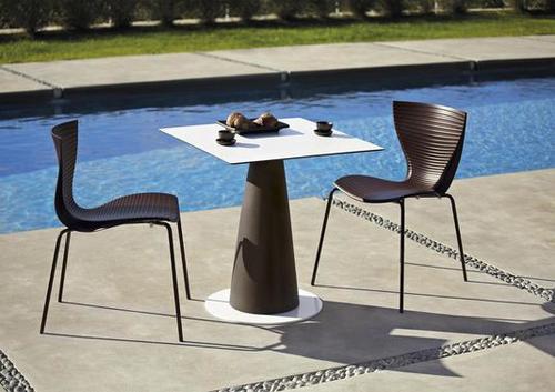 Table carrée avec pied conique