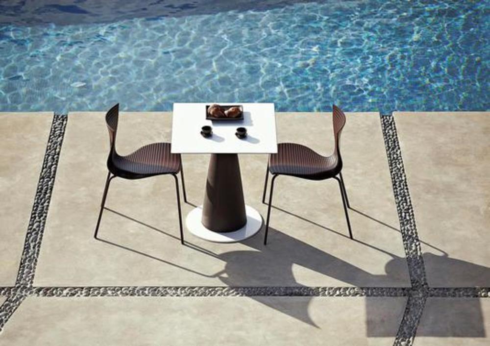 Grande table carrée avec pied conique