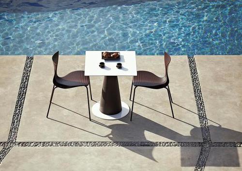 Grande table carrée avec pied conique