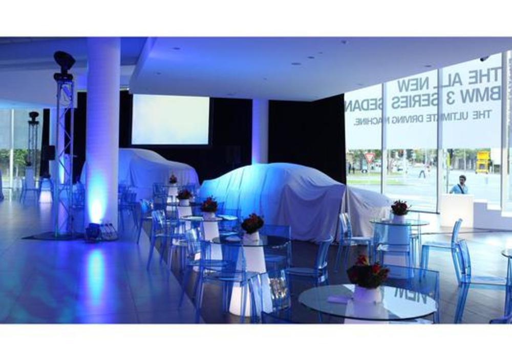 Petite table conique avec plateau en verre