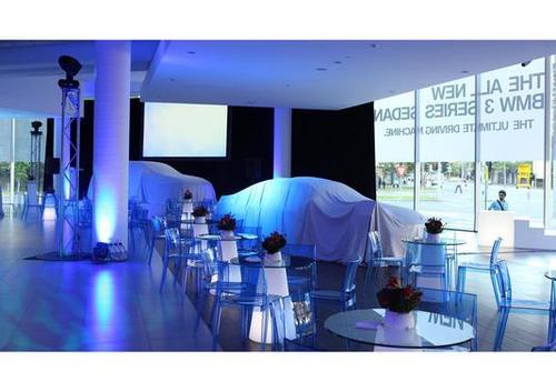 Petite table conique avec plateau en verre