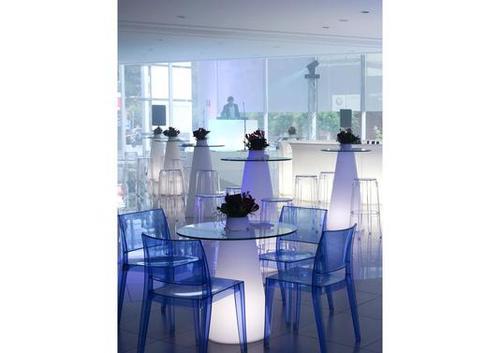 Table conique avec plateau en verre