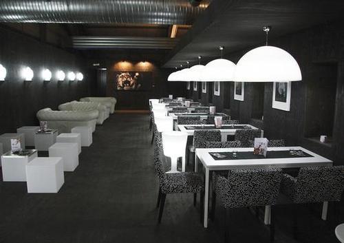 Grand lustre en forme de coupole