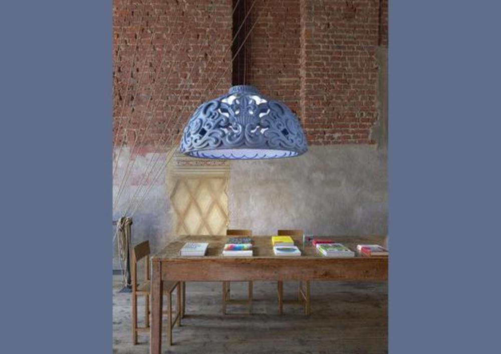 Suspension en coupole ornée et colorée