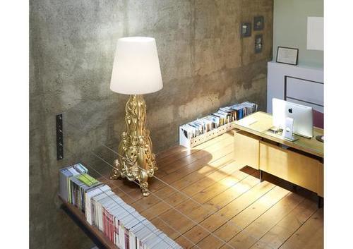 Grand lampadaire orné