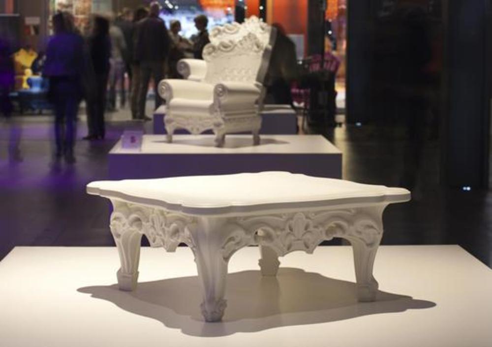 Table basse aux pieds ornés 2