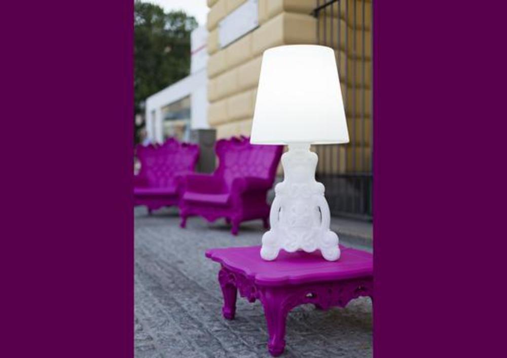 Table basse aux pieds ornés 3