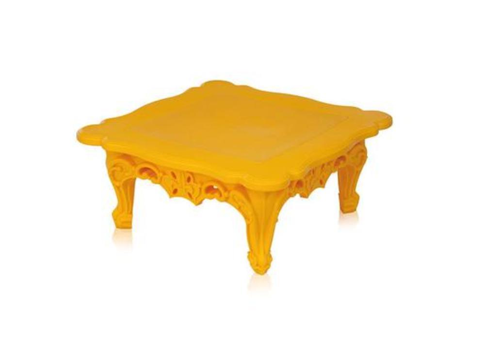 Table basse aux pieds ornés 4