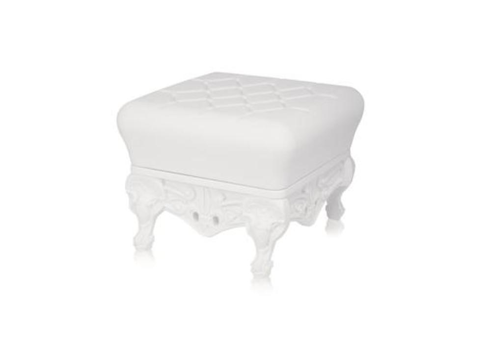 Pouf aux pieds ornés 3
