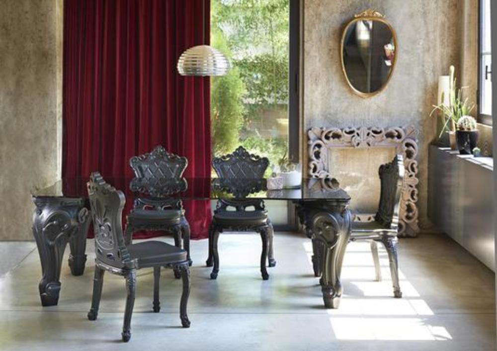 Chaise à la structure ornée