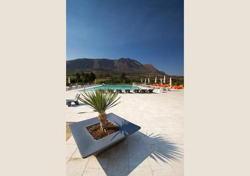 Grand pot au plateau carré et petite base