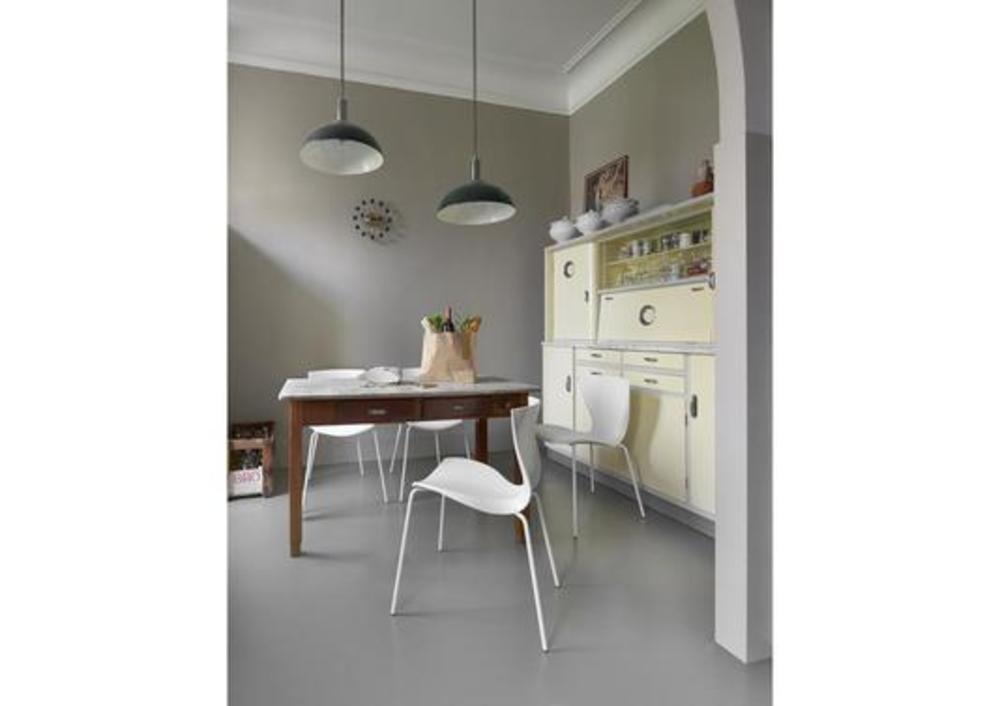 Chaise à l'assise et le dossier pleins 2