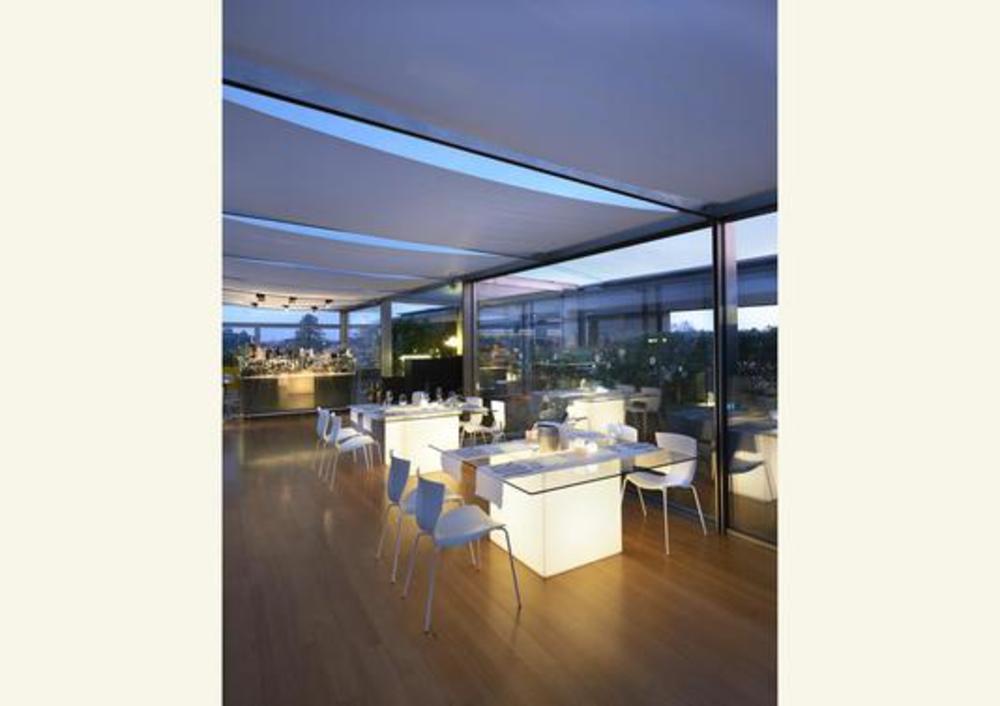 Table avec plateau de verre et pied central carré 2