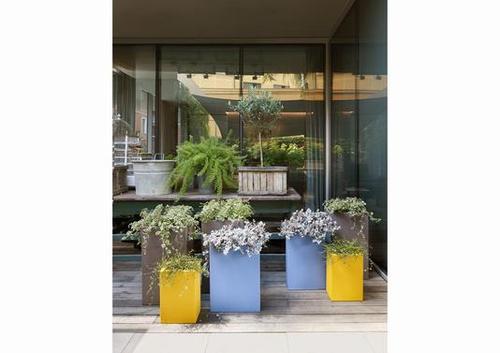 Pots cubiques de différentes tailles