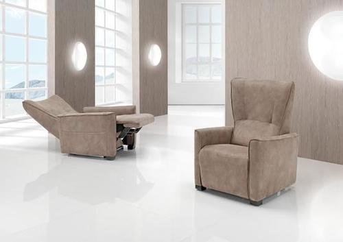 Fauteuil marron avec passepoil